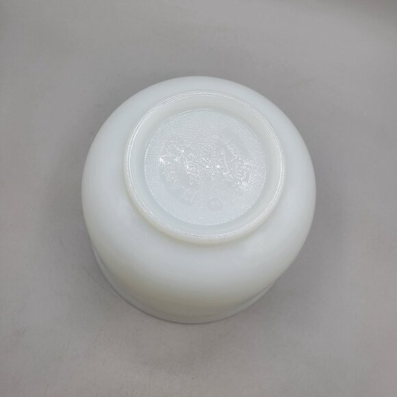 1950s Glasbake Sunbeam Milk Glass Mixing Bowl #10 Spout White Vintage Bakeware - Picture 6 of 7